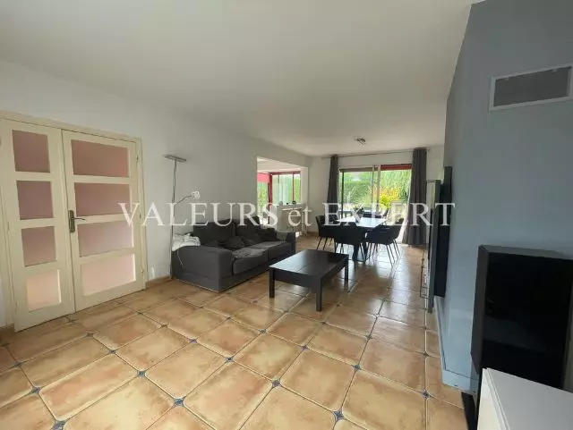 Grand séjour avec salon, salle à manger et cheminée à Templemars