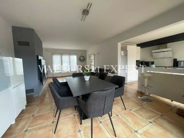 Salle à manger avec accès cuisine américaine et véranda Templemars