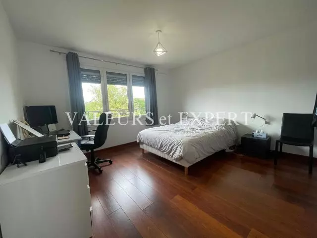 Chambre spacieuse avec espace bureau et grande fenêtre à Templemars