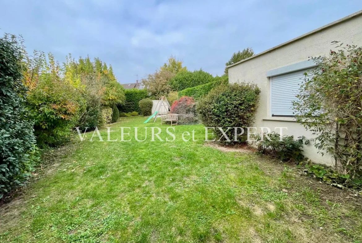 Jardin clos et paysager sans vis-à-vis avec espace détente.