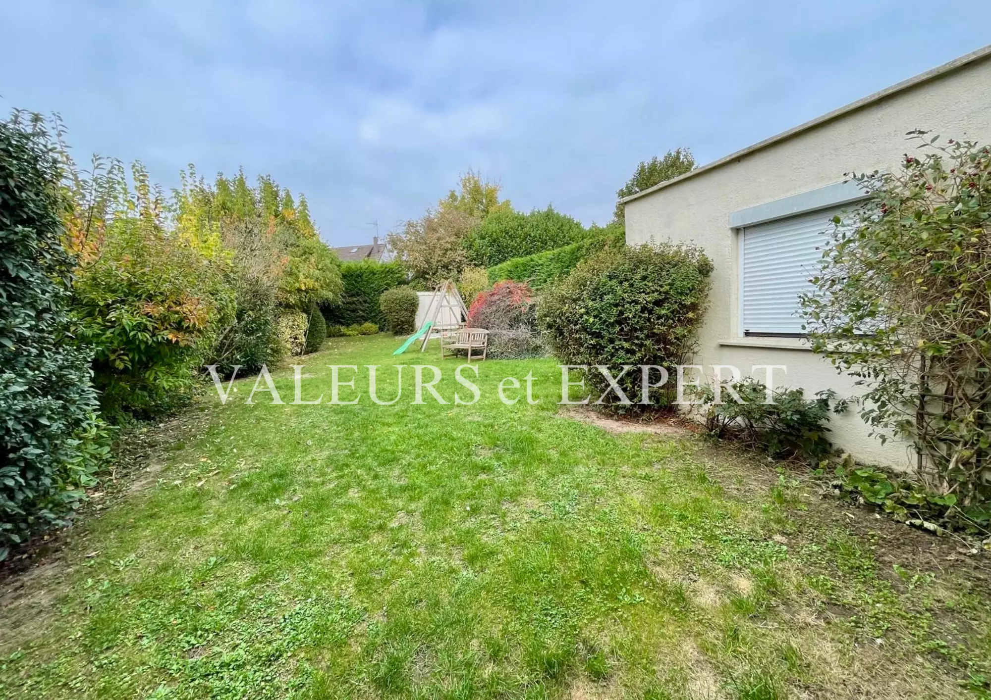 Jardin clos et paysager sans vis-à-vis avec espace détente.