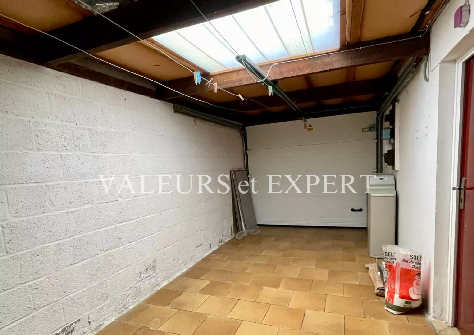 Garage fermé avec espace de rangement à Templemars.