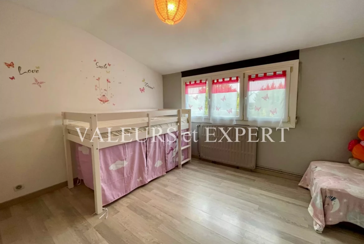Chambre d’enfant chaleureuse et fonctionnelle