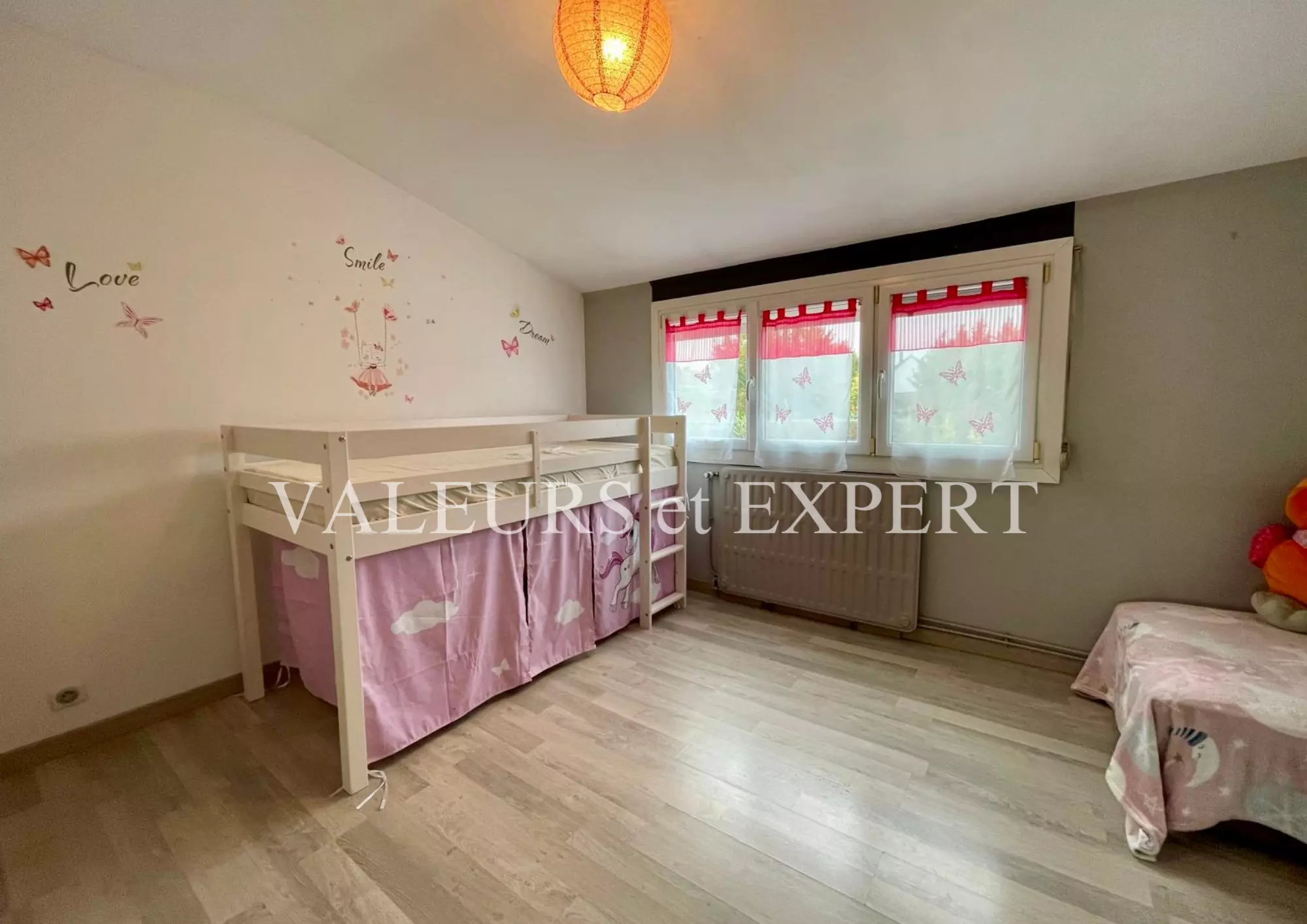 Chambre d’enfant chaleureuse et fonctionnelle