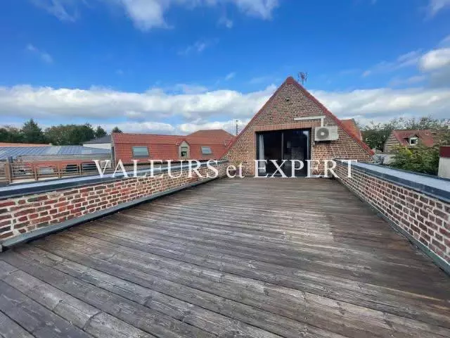 LocGrande terrasse en bois privative d’un appartement T3 à Templemars, idéale pour repas en extérieur.